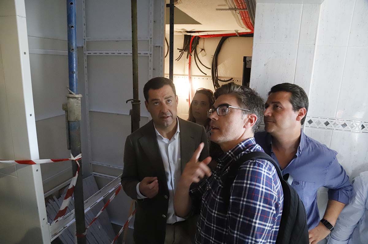 Juanma Moreno visita la Fuensanta para ver el estado de las obras de los ascensores del barrio (1).JPG