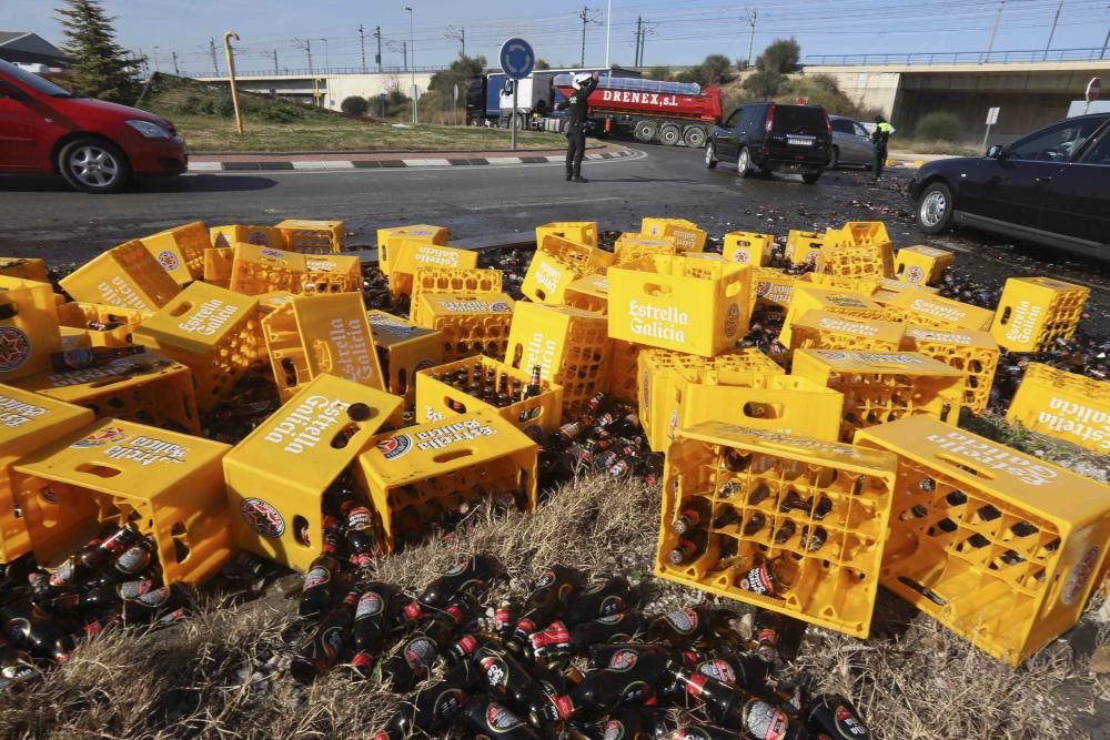 Un camión cargado de botellines de cerveza pierde su mercancía en Xàtiva