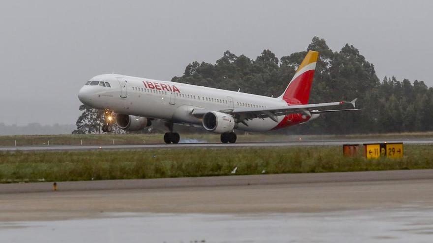 Un avión aterriza en el aeropuerto de Asturias.