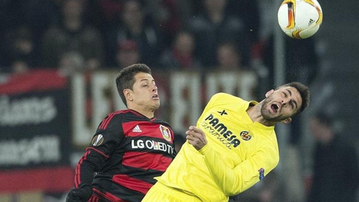 Chicharito Hernández y Víctor Ruiz, en el Bayer Leverkusen-Villarreal