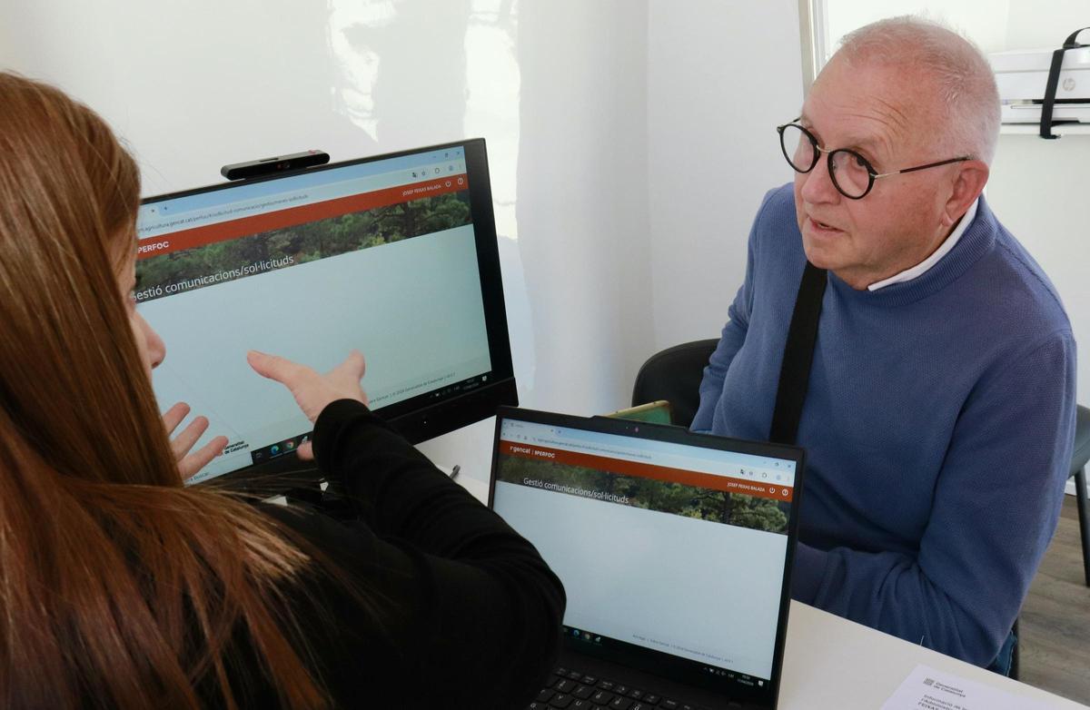 Un ciutadà és atès a l'oficina mòbil el dia de la presentació a Mediona