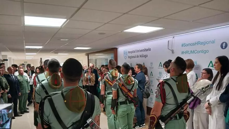 La Legión visita a los niños del Hospital Materno de Málaga