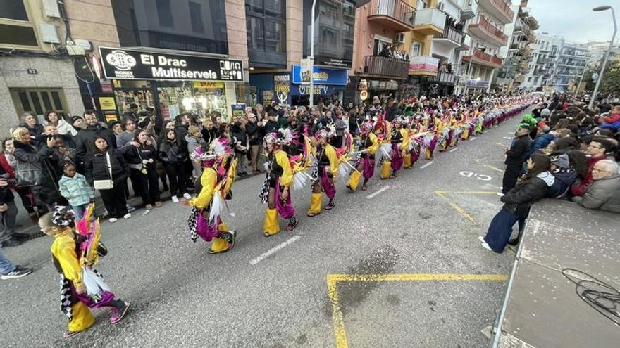 Milers d’espectadors segueixen la Rua de Carnestoltes de Blanes, l’acte central del XIII Carnaval Costa Brava Sud.