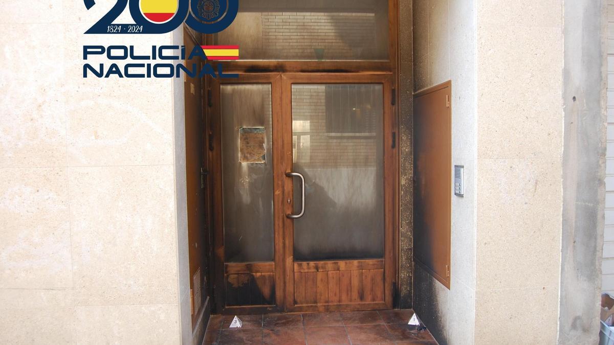 Portal quemado tras la discusión en Huesca