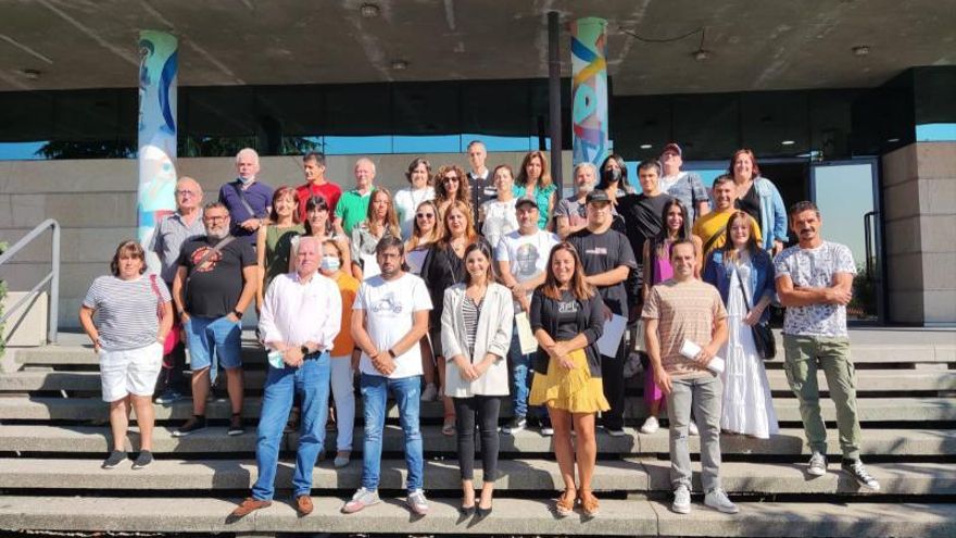 Los alumnos que superaron el curso con representantes de las administraciones. | GONZALO NÚÑEZ