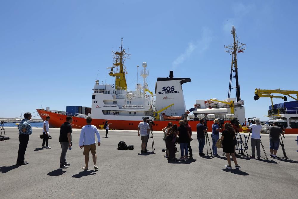 El 'Aquarius' abandona València para seguir con su labor humanitaria