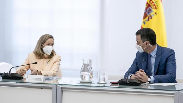 La ministra de Economía, Nadia Calviño, y el presidente del Gobierno, Pedro Sánchez.