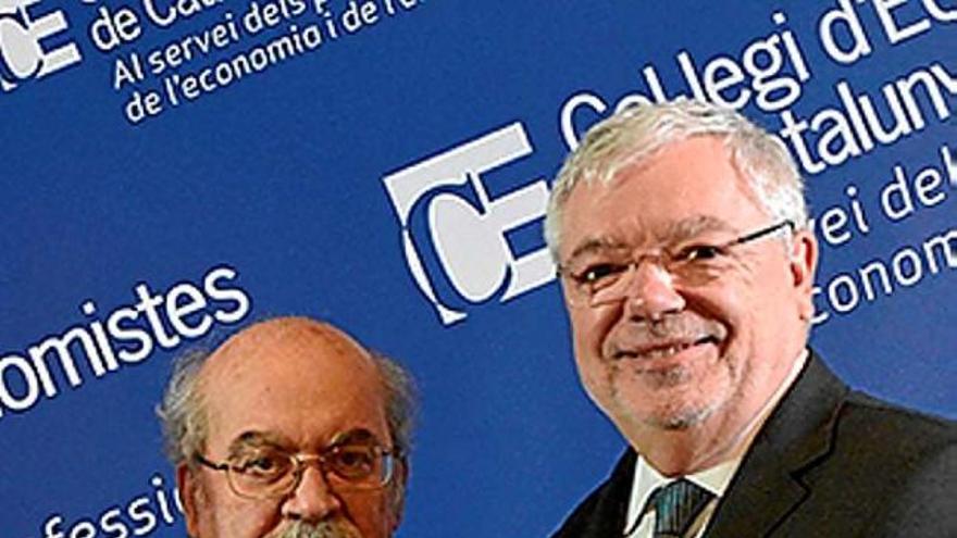 El conseller Andreu Mas-Colell lliura la distinció a Manel Jovells, director general d&#039;Althaia