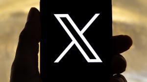 Vista del logo de la re social ’X’, antes conocida como Twitter, en la pantalla de un teléfono móvil, en una fotografía de archivo.