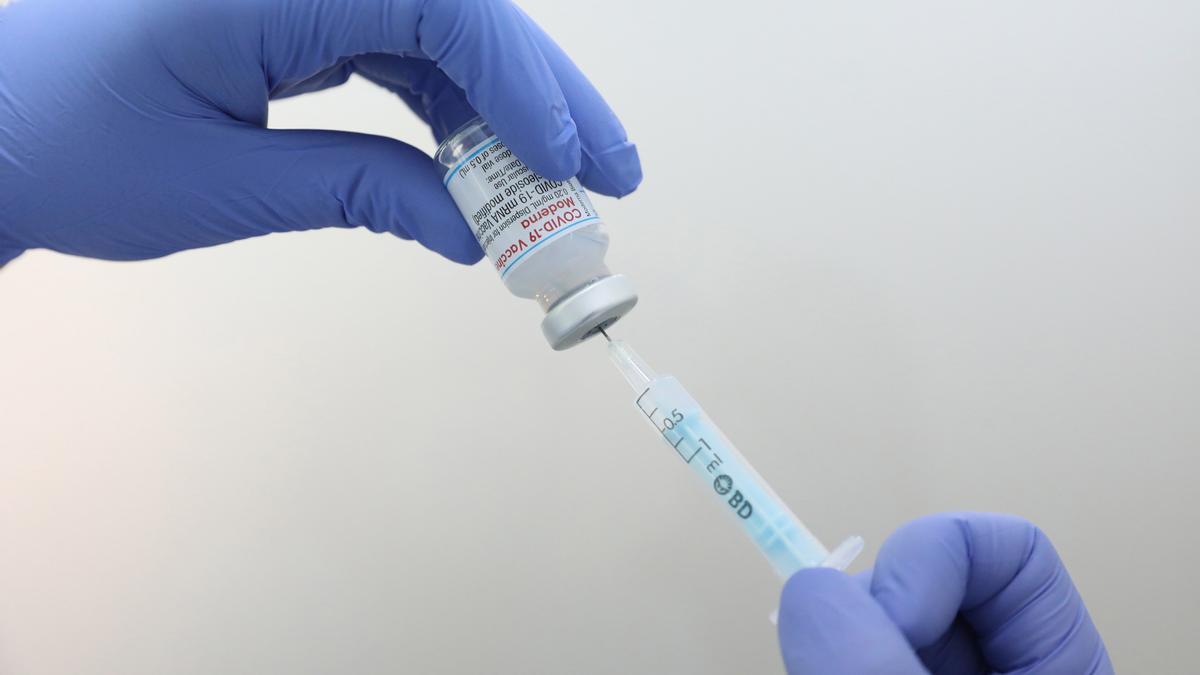 Un profesional sanitario prepara una vacuna.