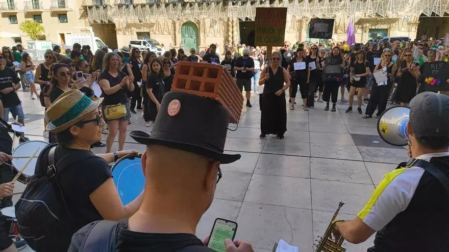 Barcala expulsa del pleno de Alicante a personas que lo interrumpieron en apoyo a la huelga educativa