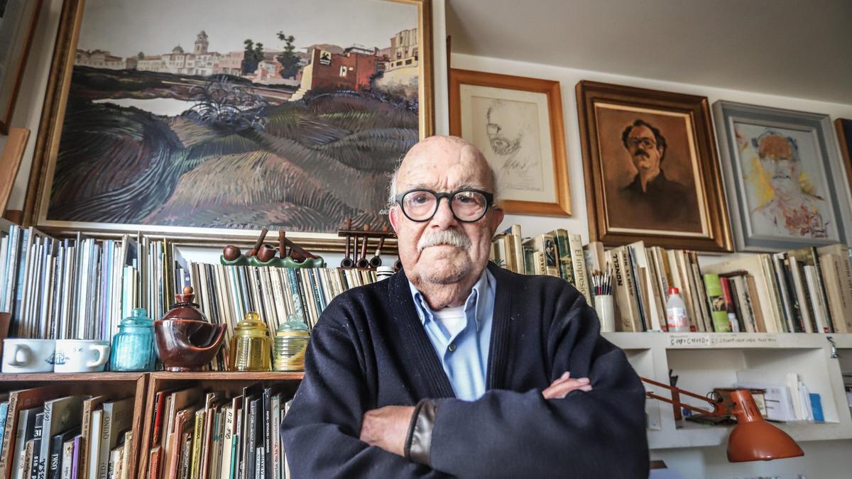 El caricaturista y pintor en su casa de Torrevieja