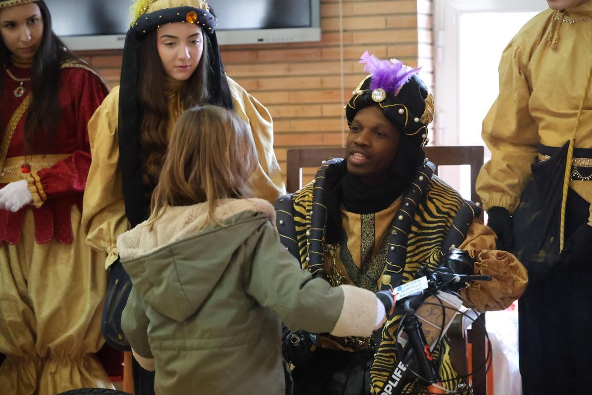 Fotogalería | Los Reyes Magos reparten bicis e ilusión en el IMAS
