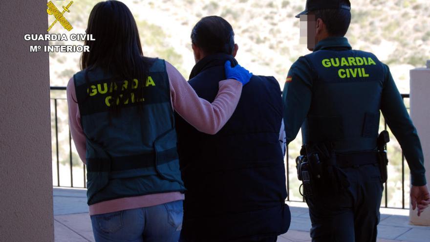 Dos agentes detienen al vecino de Águilas acusado de incitar al odio.