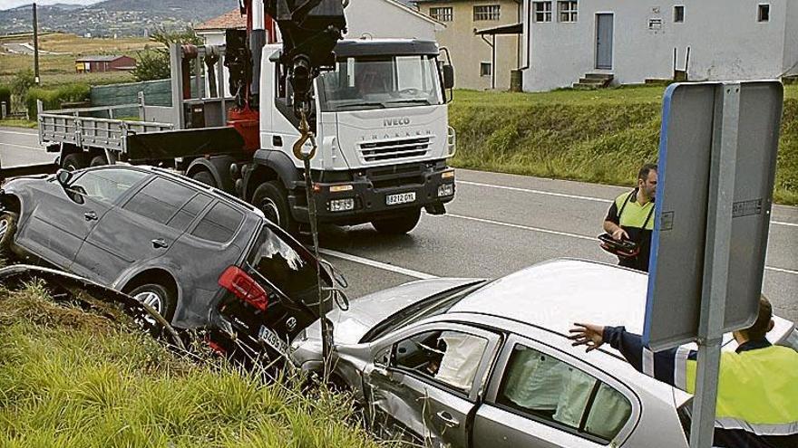 Una mujer, herida en un choque en Siero