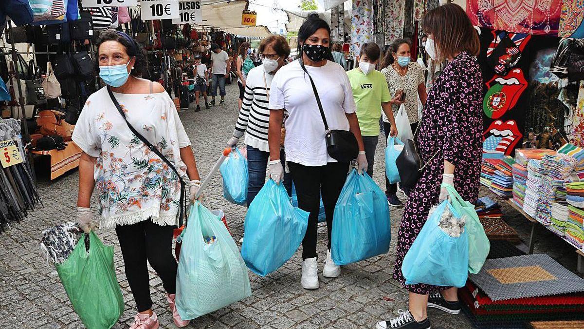 Un grupo de gallegos en la feria de Valença, tras la reapertura de la frontera en julio.