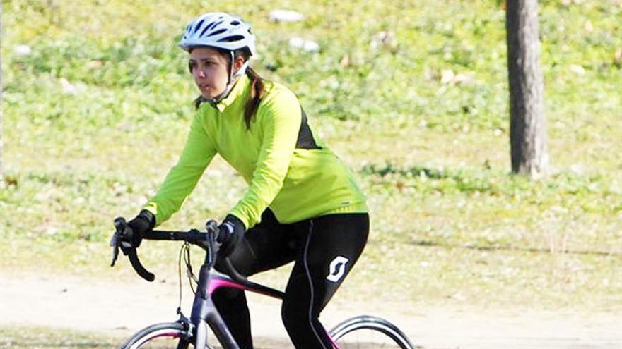 Pedroche montando en bicicleta.