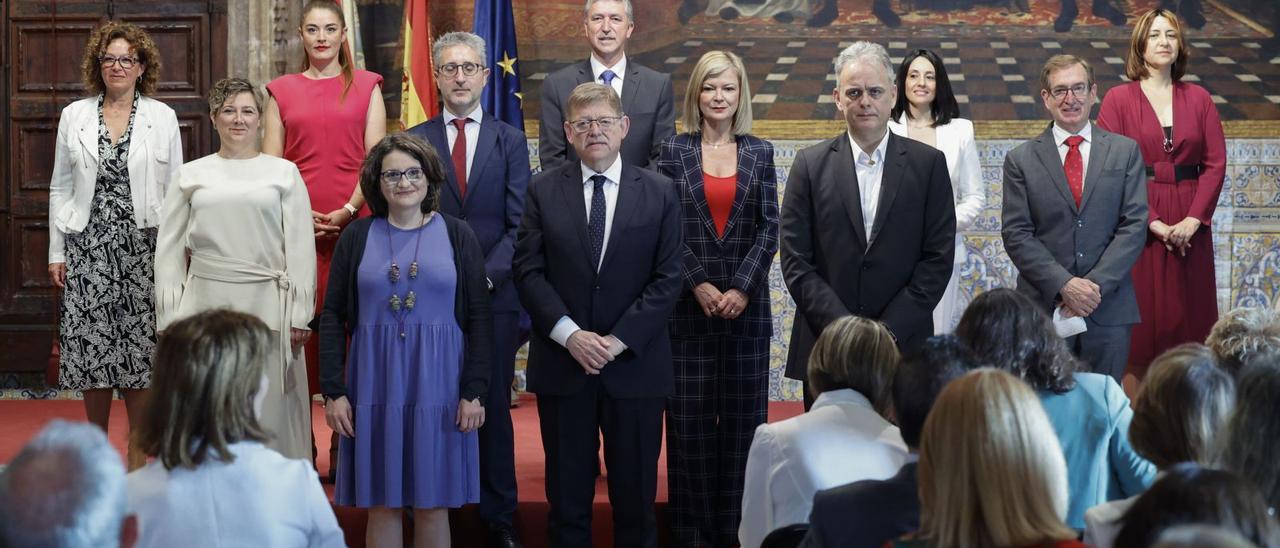 Foto de familia del Consell tras la remodelación de gobierno con la que se introdujeron cambios en cinco consellerias, cuatro lideradas por los socialistas y una en manos de Compromís. | BIEL ALIÑO/EFE