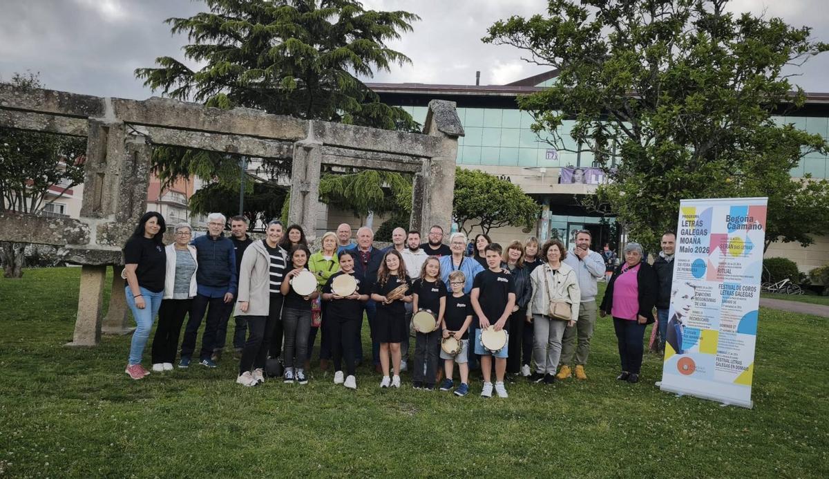 Membros do goberno e colectivos na presentación da programación das Letras Galegas.