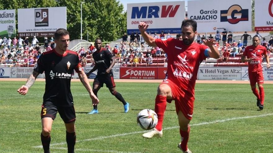 Gonzalo Barroso disputa un balón ante un rival del Mensajero en la primera jornada de liga.