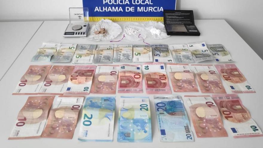 Dinero y droga intervenidos al sujeto.