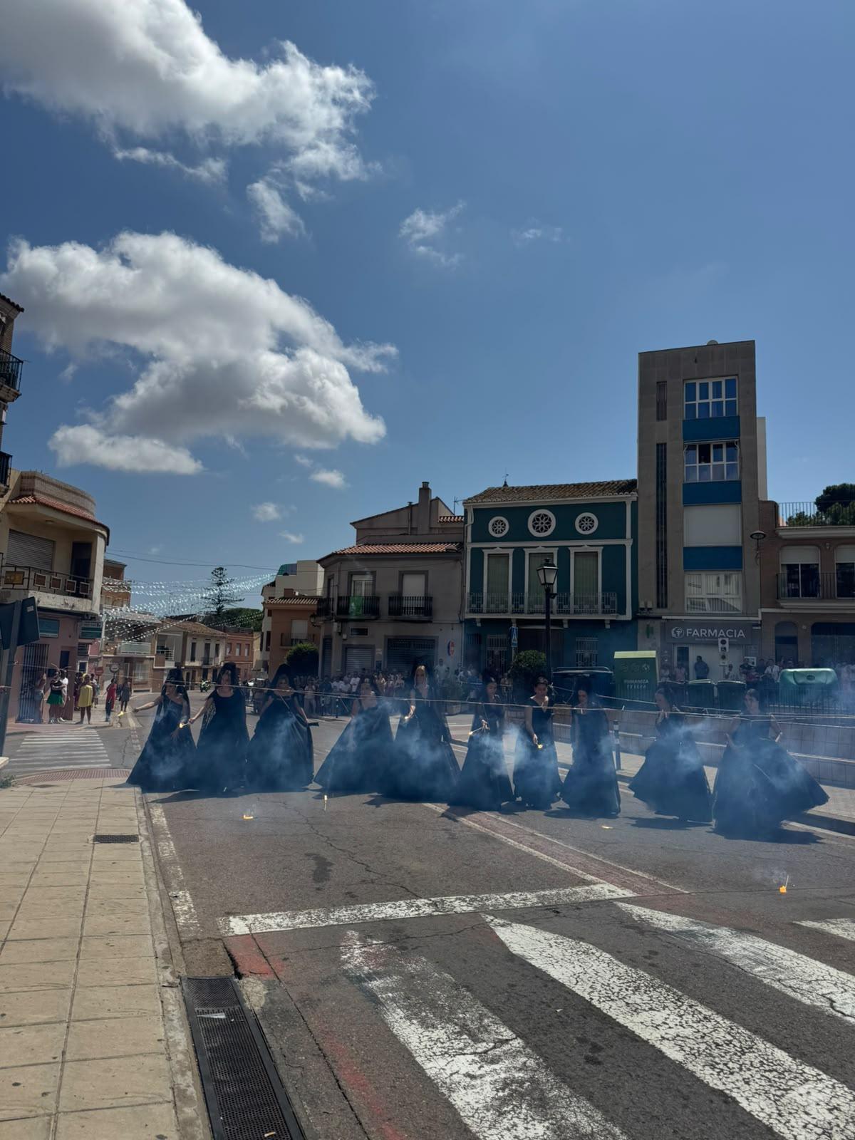 Festeras en la mascletà de Santa Bárbara