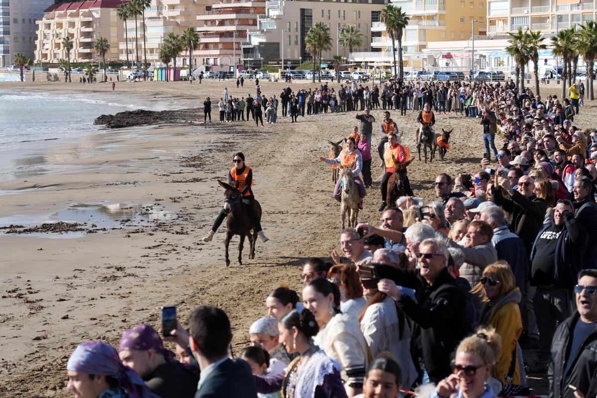 Las imágenes de la carrera de caballos en la playa de Orpesa