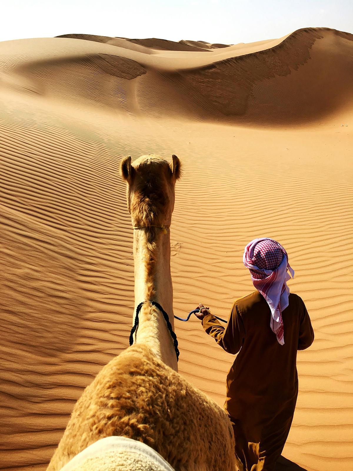El desierto de Wahiba es una de las grandes etapas del viaje, entre dunas doradas y tradición beduina.