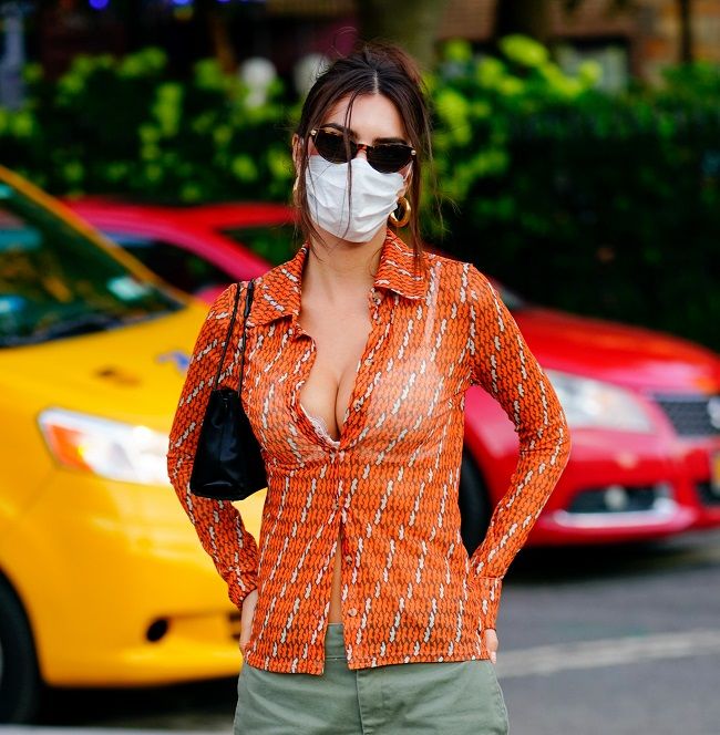 Una Mujer Con Grandes Pechos Sin Sostén Con Una Camisa Blanca De