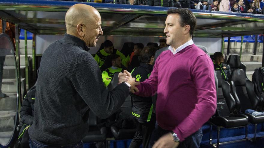 Claudio y Josico se saludan antes de empezar el partido en el estadio Rico Pérez.