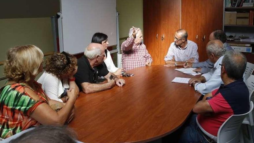 Un momento de la reunión de vecinos con representantes de la Xunta y con el alcalde, ayer. // Alba Villar