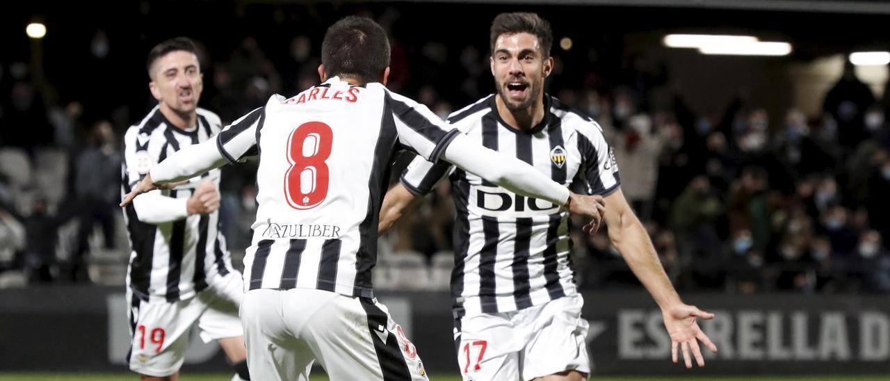 Salva Ruiz celebra un gol con el Castellón ante el Betis Deportivo.