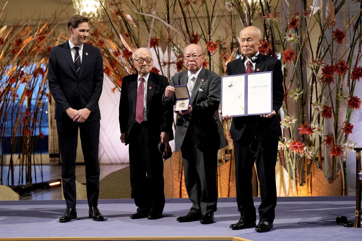El presidente del comité del Nobel, Jorgen Watne Frydnes (izquierda) y los representantes de la organización Nihon Hidankyo (Terumi Tanaka, Shigemitsu Tanaka y Toshiyuki Mimaki).