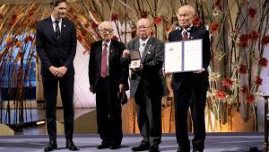 El presidente del comité del Nobel, Jorgen Watne Frydnes (izquierda) y los representantes de la organización Nihon Hidankyo (Terumi Tanaka, Shigemitsu Tanaka y Toshiyuki Mimaki).