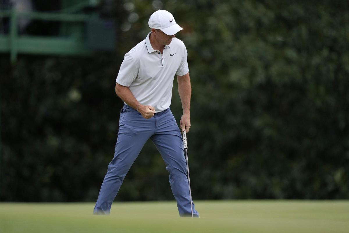 Rory McIlroy celebra uno de sus birdies en los primeros nueve hoyos en Augusta