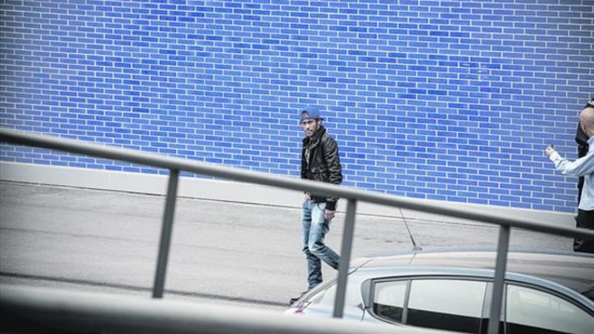 Neymar abandona la comisaría barcelonesa de la calle Guipúzcoa el pasado mes de enero.