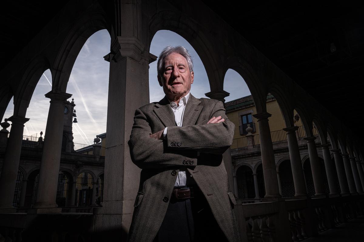 El médico e historiador Ferran Sabaté, en el Institut d'Estudis Catalans.