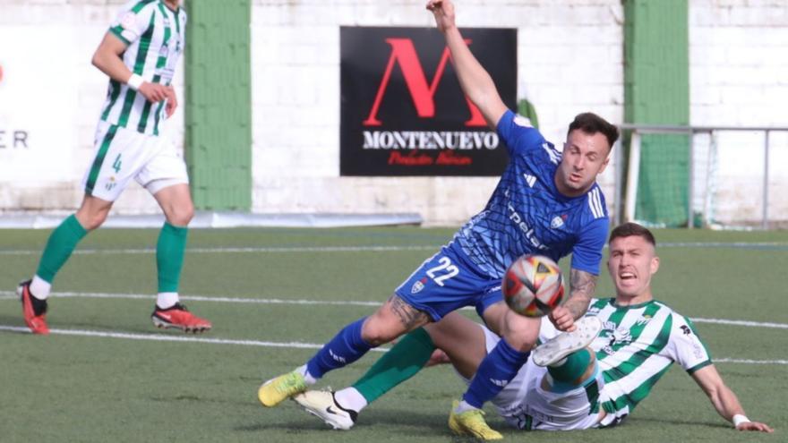 Nino, del Covadonga, en primer término, disputa un balón con un rival del Guijuelo, ayer en el Luis Ramos. | Área 11