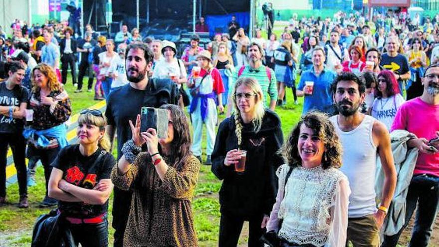 Robbie Williams y Ortigueira saludan al mes de los festivales