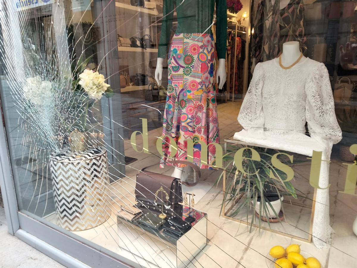 Nuevo acto vandálico en un comercio del centro de Plasencia, que ha terminado con el escaparate fracturado.