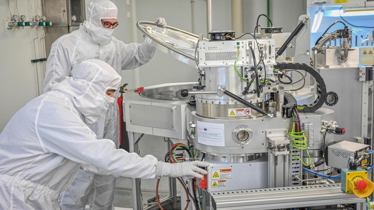 Dos ingenieros de la Politècnica trabajan con microchips.