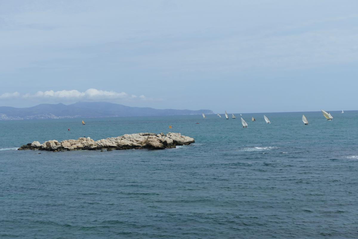 La trobada de vela llatina va omplir les aigües de l'Escala d'embarcacions de fusta i a vela.
