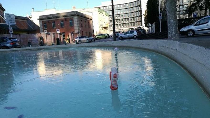 La font de la plaça Espanya de Manresa completament gelada