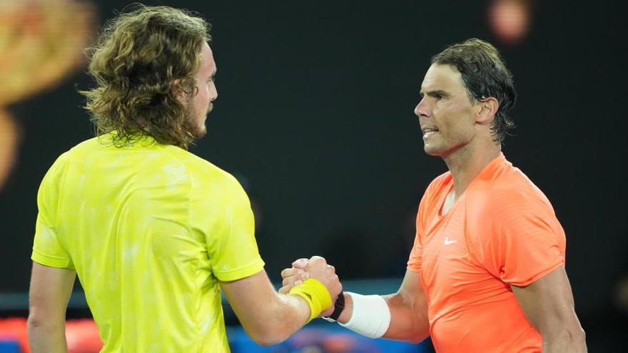 Rafa Nadal saluda a Stefanos Tsitsipas tras el partido.