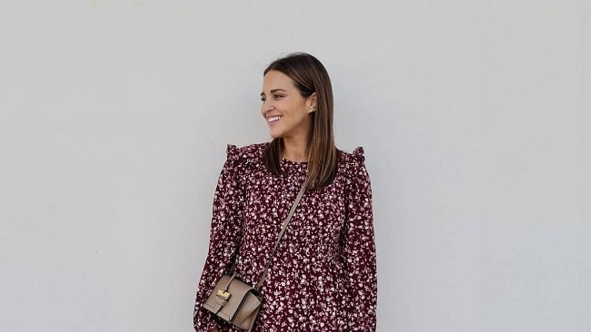 El look de Paula Echevarría con vestido estampado de Mango y botas 'cowboy' de Brownie