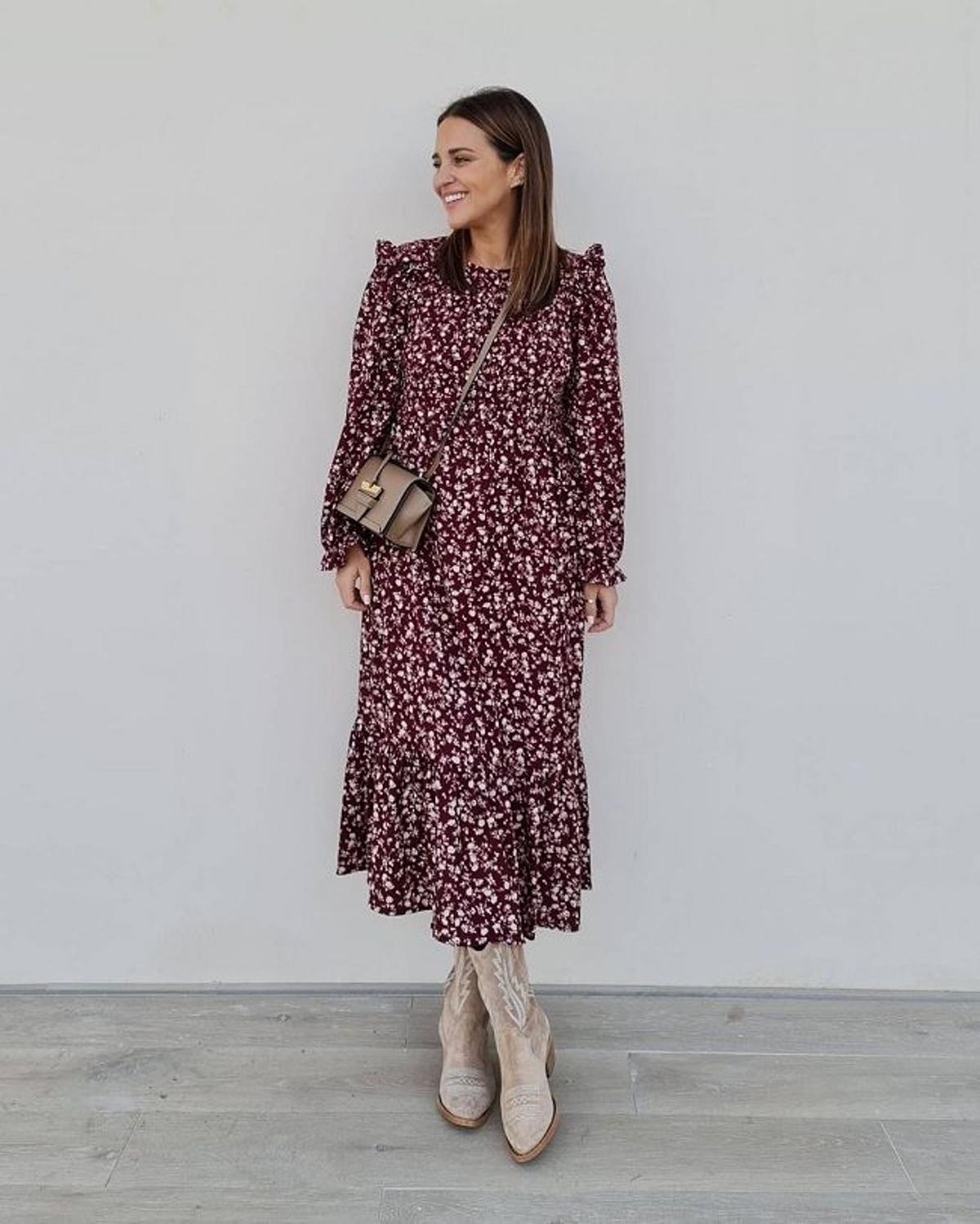 El look de Paula Echevarría con vestido estampado de Mango y botas 'cowboy' de Brownie