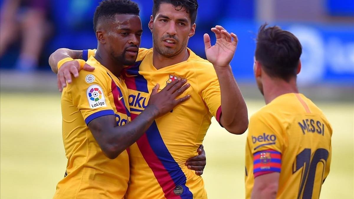 Semedo celebra su primer tanto en la liga junto a Suárez y Messi