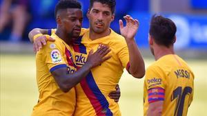 Semedo celebra su primer tanto en la liga junto a Suárez y Messi