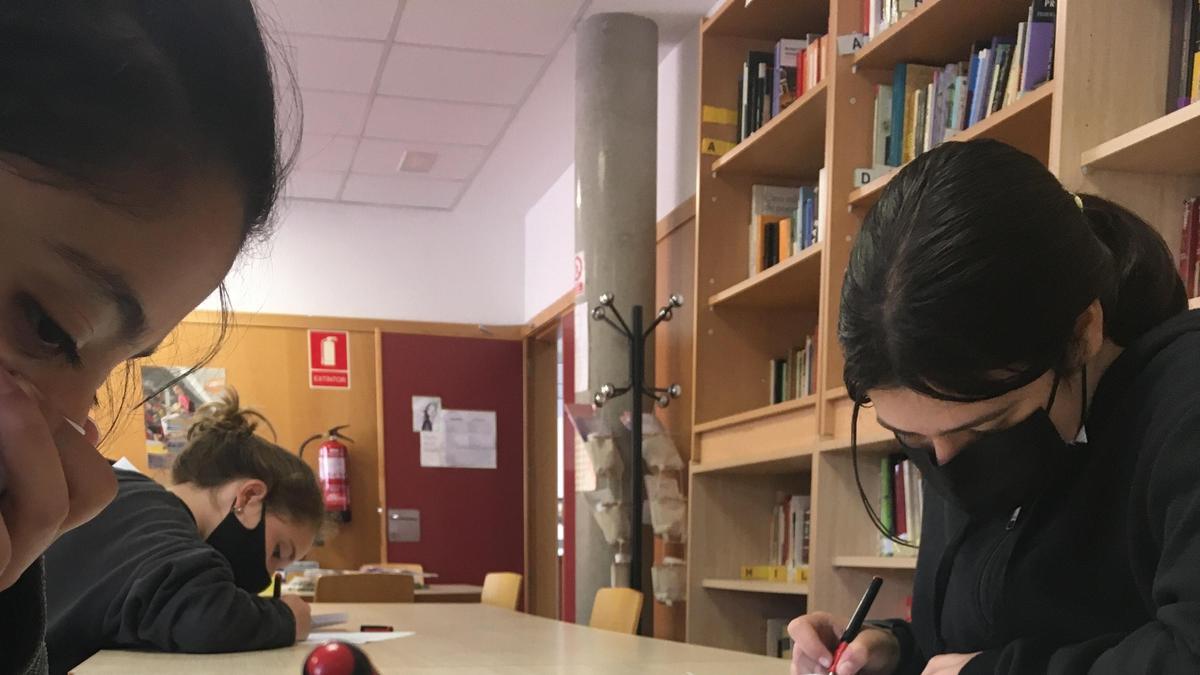 Estudiantes del IES La Azucarera realizando una de las pruebas del certamen en la biblioteca del centro.