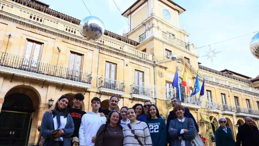 Los turistas llenan Oviedo en busca de "espíritu navideño": "la ciudad es hermosa"